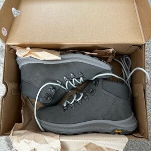 Merrell Grey/Charcoal Ontario Suede Mid Hiking Boots size 8